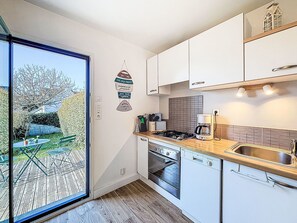 Fridge, oven, dishwasher, cookware/dishes/utensils - Vacation home Lotivy by Interhome (Quiberon)