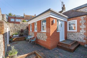 Exterior - A charming one-bedroom garden cottage tucked away in the heart of Rottingdean village. Bright, cosy and full of character, it’s just a short walk to the beach, cafés and pubs, with easy access to Brighton for the perfect seaside escape. (Rottingdean)