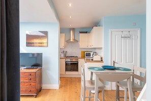 Fridge, microwave, oven, dishwasher - A charming one-bedroom garden cottage tucked away in the heart of Rottingdean village. Bright, cosy and full of character, it’s just a short walk to the beach, cafés and pubs, with easy access to Brighton for the perfect seaside escape. (Rottingdean)