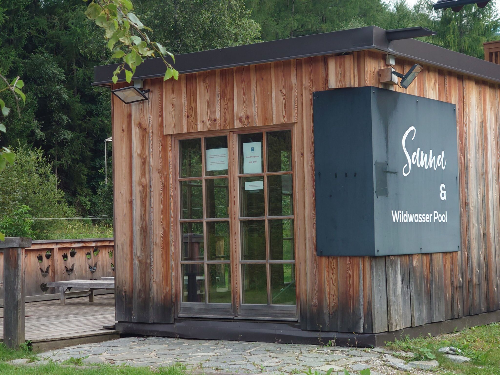 Un edificio de madera con un letrero que dice 'Sound & Wildwasser Pool'.