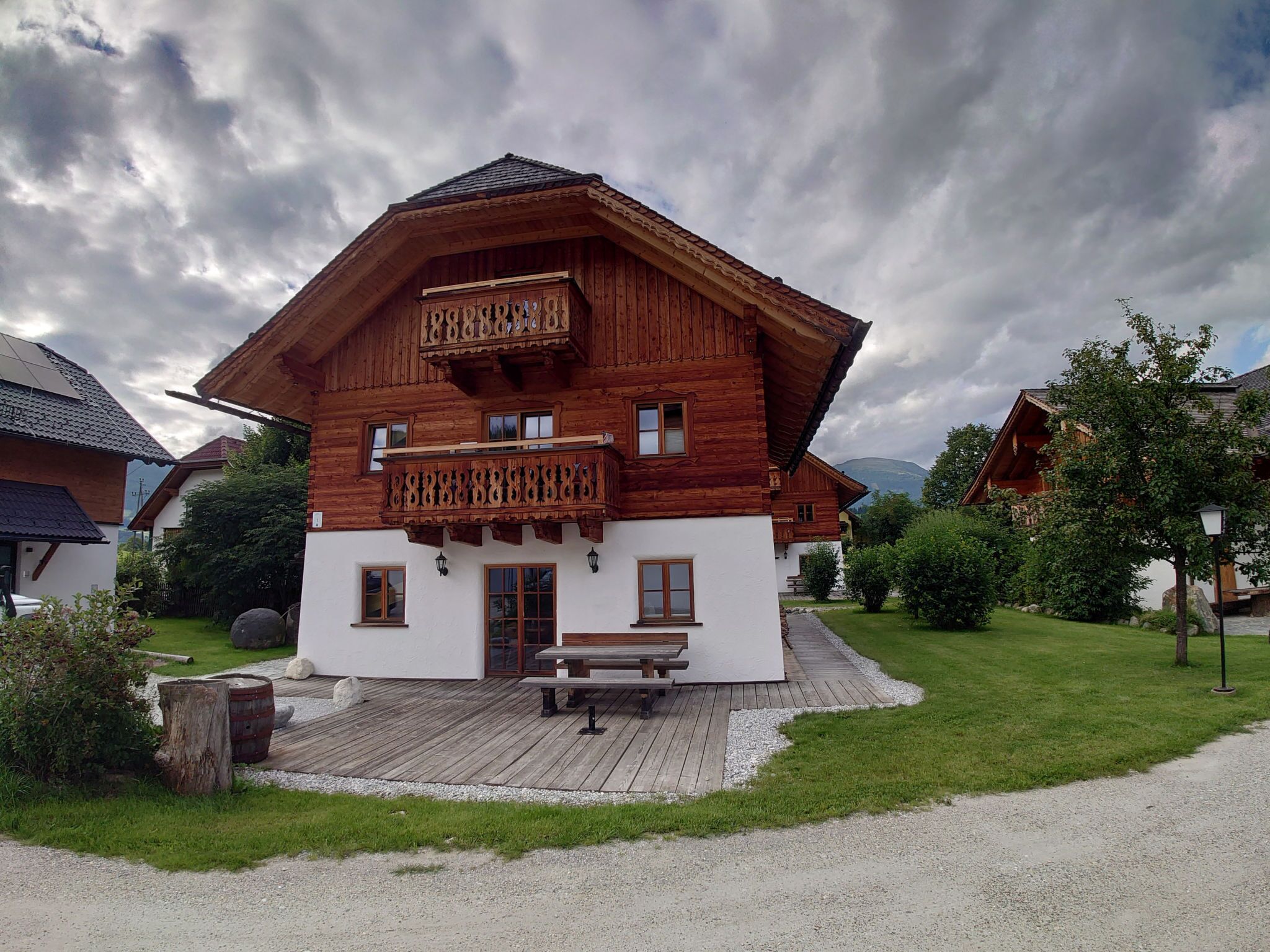 Un chalet en bois doté d’un balcon, d’une terrasse en bois et d’une table de pique-nique.