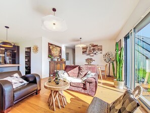 TV, fireplace - Ty Coat by Interhome (Plonéour-Lanvern)