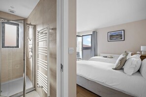 4 chambres, fer et planche à repasser, lit de bébé portatif