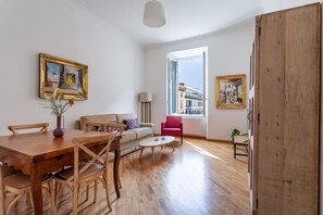 TV - iFlat | Classic roman palazzo Fons Trevi A15 (Rome)