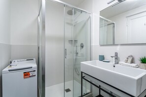 Shower, bidet, towels, toilet paper - iFlat | Classic roman palazzo Fons Trevi A15 (Rome)