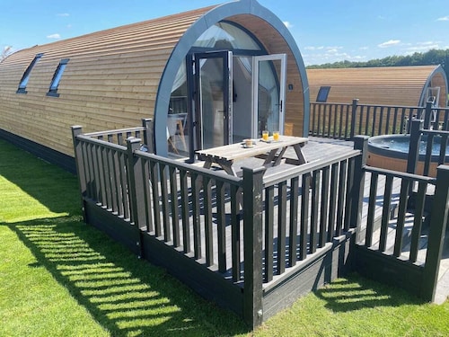 Partridge Lodge - Hot Tub, AC, 2 bedroom, sleeps 4, stunning views, entire lodge