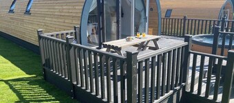 Partridge Lodge - Hot Tub, AC, 2 bedroom, sleeps 4, stunning views, entire lodge