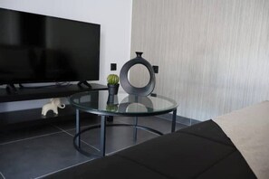 Iron/ironing board, WiFi, bed sheets - Athenean Porto Pireaus Suites-b1 (Pireas)