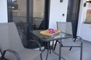 Outdoor dining - Athenean Porto Pireaus Suites-b1 (Pireas)