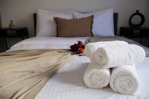 Iron/ironing board, WiFi, bed sheets - Athenean Porto Pireaus Suites-b1 (Pireas)
