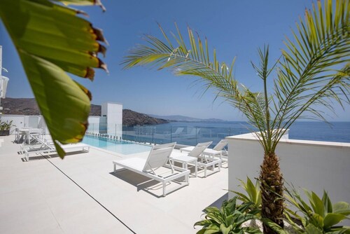 Luxury private villa · Infinity pool and jacuzzi LGL 15