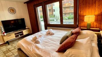 Iron/ironing board, travel cot, WiFi