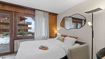 Iron/ironing board, travel crib, WiFi