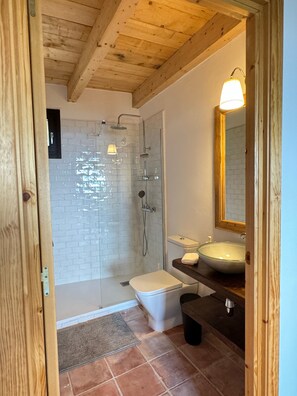 Douche, sèche-cheveux, serviettes fournies