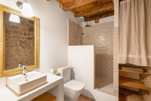 Een douche, een haardroger, handdoeken