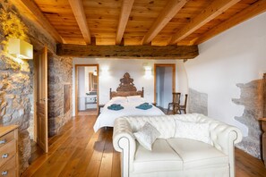 9 chambres, fer et planche à repasser, Wi-Fi, draps fournis