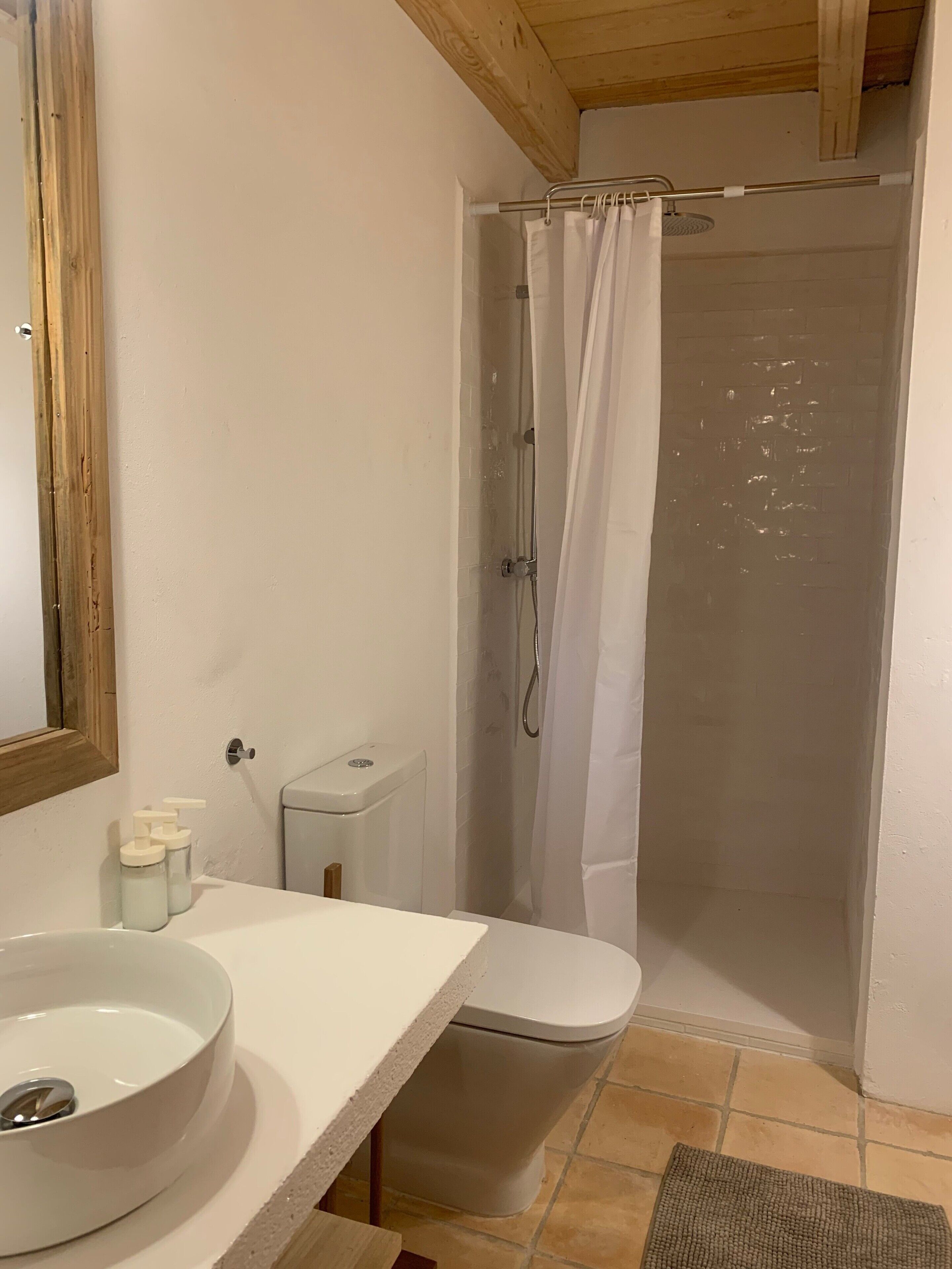 Ein Badezimmer mit Waschbecken, Toilette und Dusche.