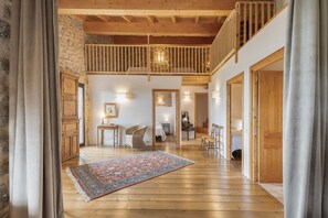 9 slaapkamers, een strijkplank/strijkijzer, wifi, beddengoed