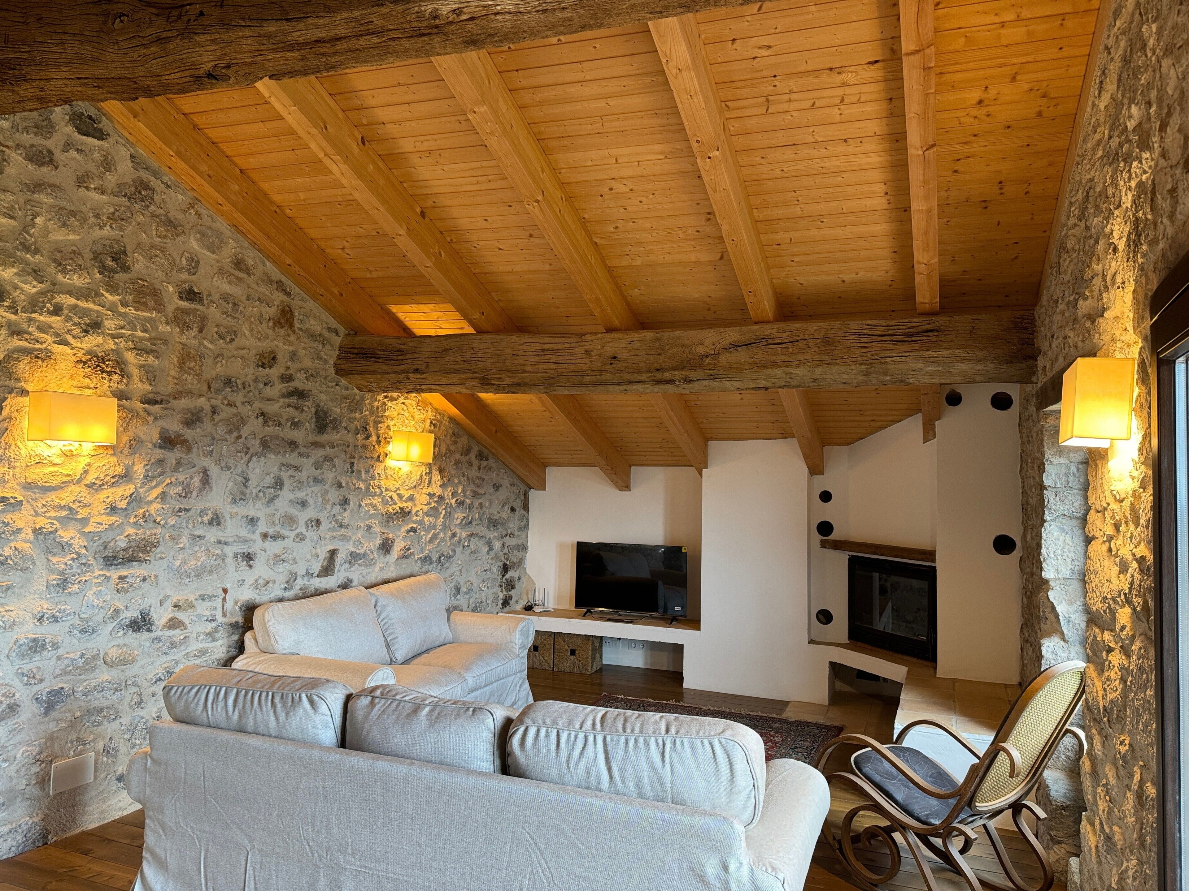 TV, fireplace
