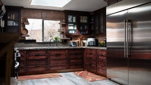 Fridge, microwave, oven, stovetop - Southwest Sol   – Walkable Kanab Retreat Near Zion (Kanab)