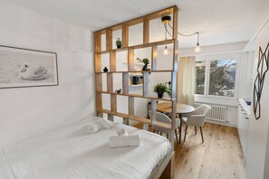 Strykjärn/strykbräda, resesäng, wi-fi och sängkläder