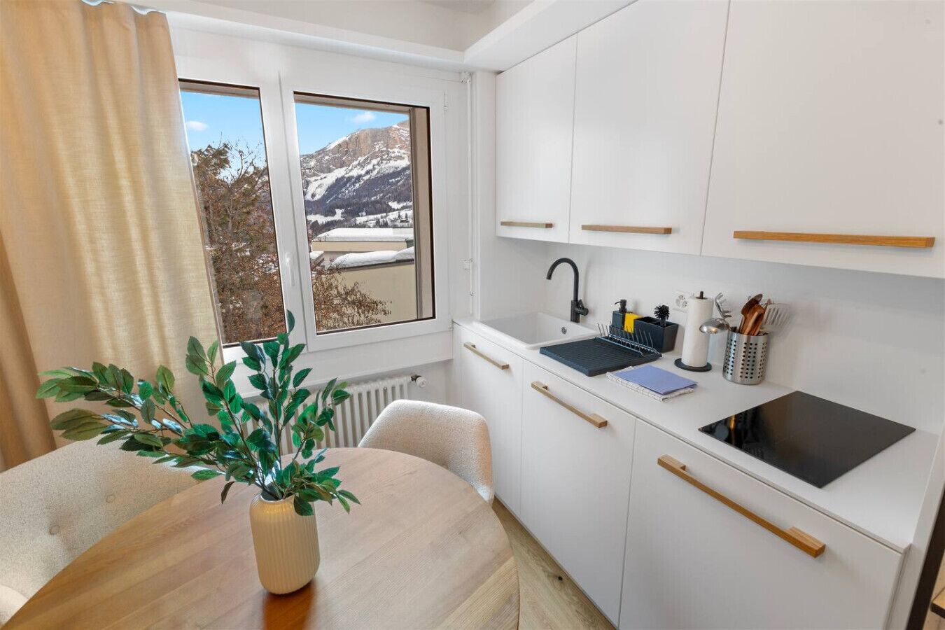 Kühlschrank, Mikrowelle, Herdplatte, Wasserkocher mit Kaffee-/Teezubehör