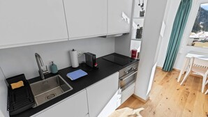 Une cuisine moderne équipée d’un évier, d’une cuisinière et d’un plan de travail.