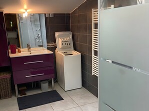 Bathroom - Chalet “Chez Monique” with Mountain View, Private Terrace, and Wi-Fi (Le Val-d'Ajol)