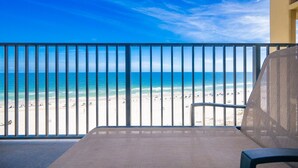 Een balkon met uitzicht op een strand en de oceaan.