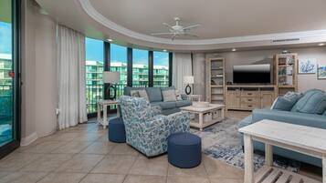 Condo, 3 Bedrooms | Living area