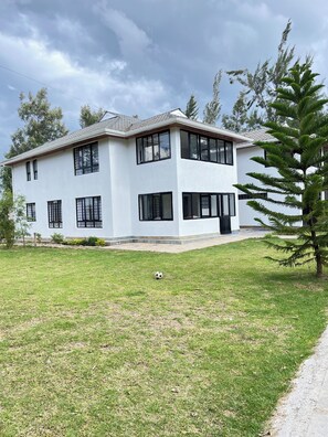 Exterior - Serene 5-bedroom house in Nakuru perfect for family getaways (Nakuru)