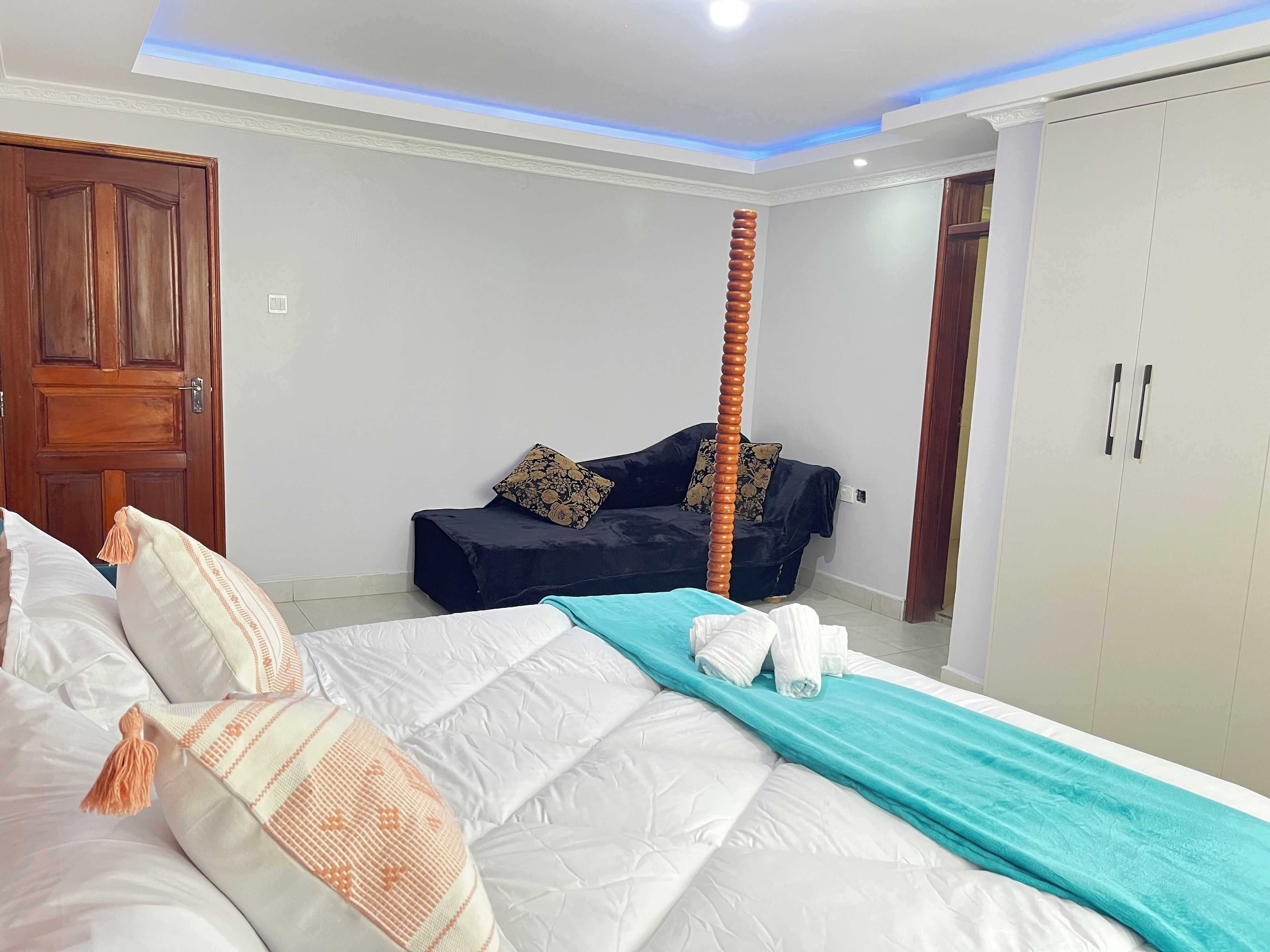 5 bedrooms, iron/ironing board, WiFi (free), bed sheets