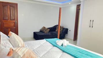 5 bedrooms, iron/ironing board, WiFi (free), bed sheets