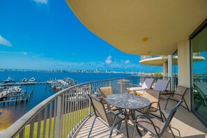 Un balcon avec vue sur un port de plaisance et un pont.