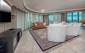 Condo, 3 habitaciones | Área de sala de estar