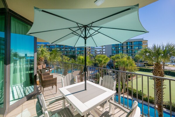 Condo, 2 Bedrooms | Tempat makan luar