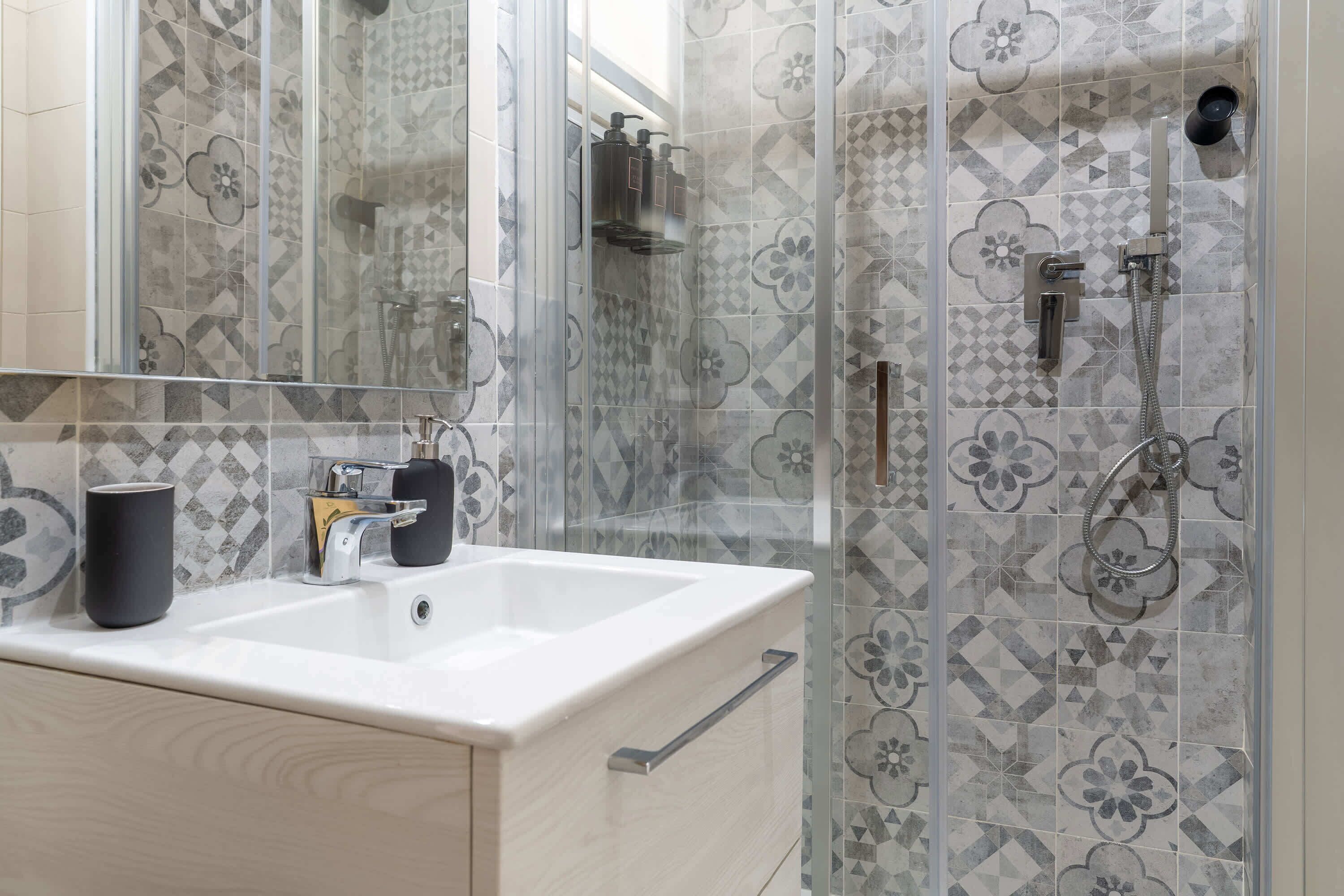 Dusche, Haartrockner, Shampoo