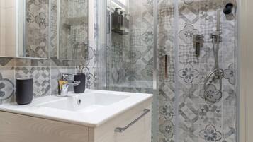 Dusche, Haartrockner, Shampoo