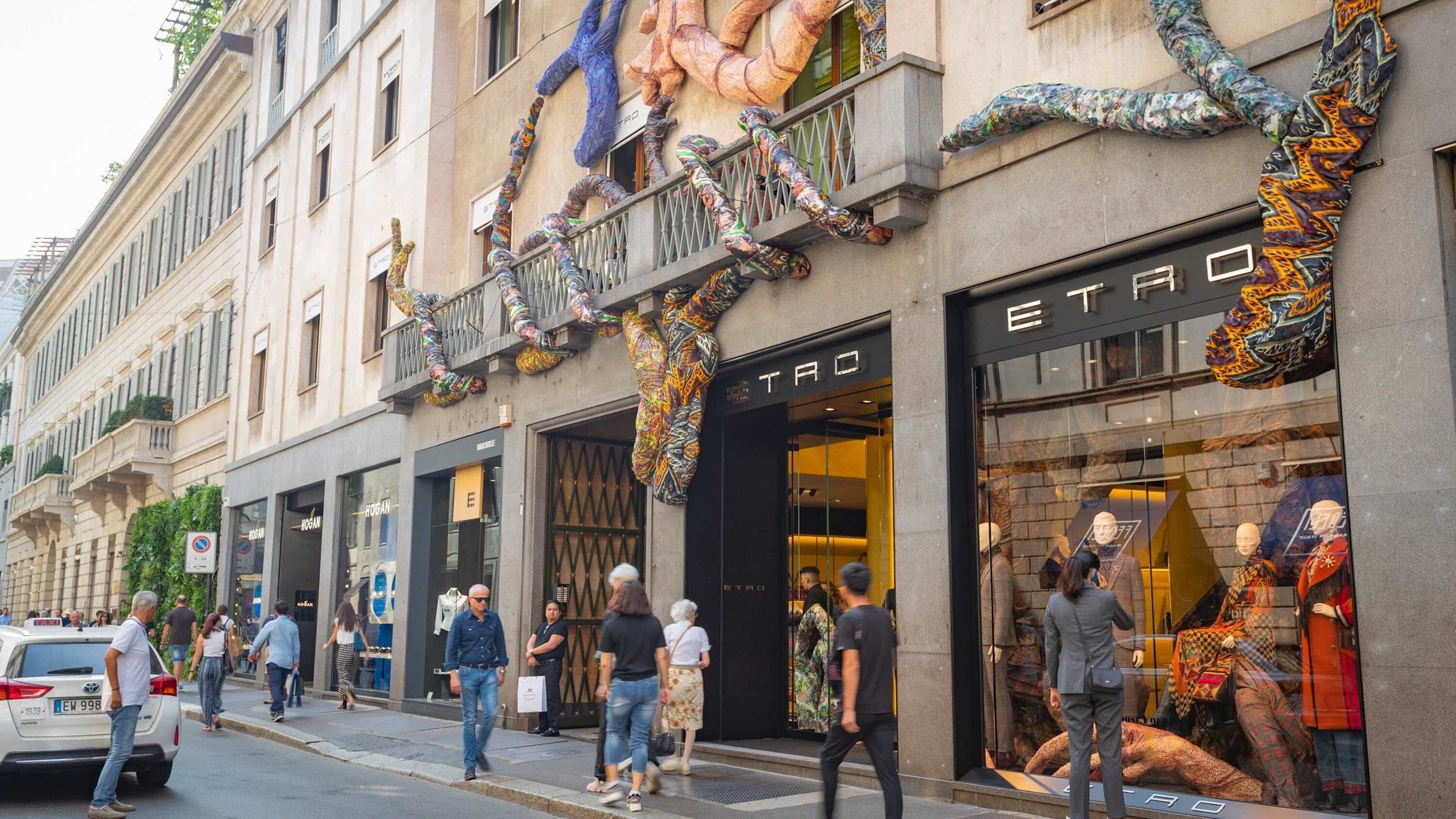 Une rue où se trouve un immeuble dont la façade comprend une boutique avec l’enseigne « ETRO ».