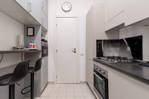 Fridge, microwave, oven, stovetop - Spiga Modern Suite | Ricasoli Stays (Milano)