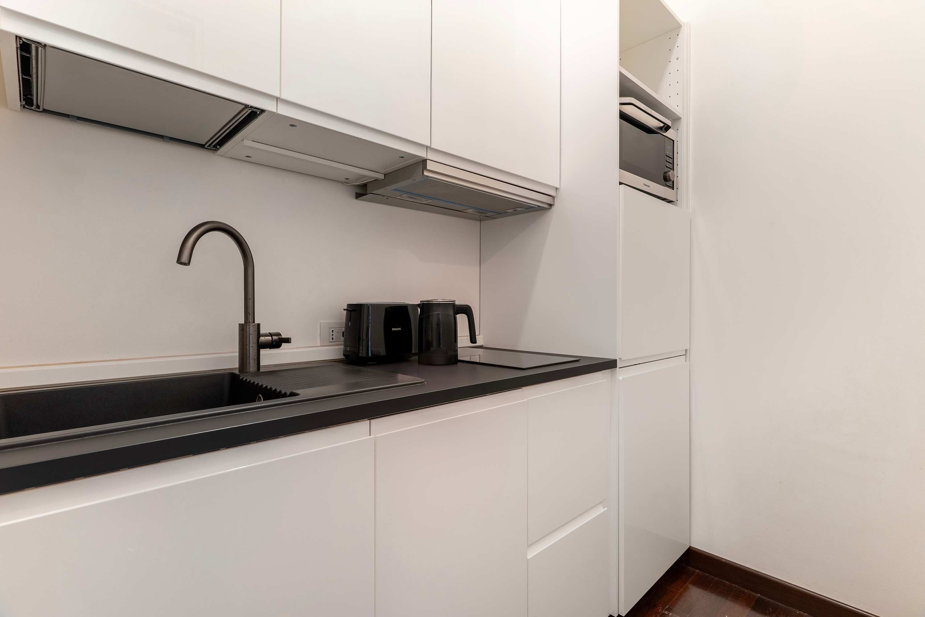 Kühlschrank, Mikrowelle, Herdplatte, Geschirrspüler