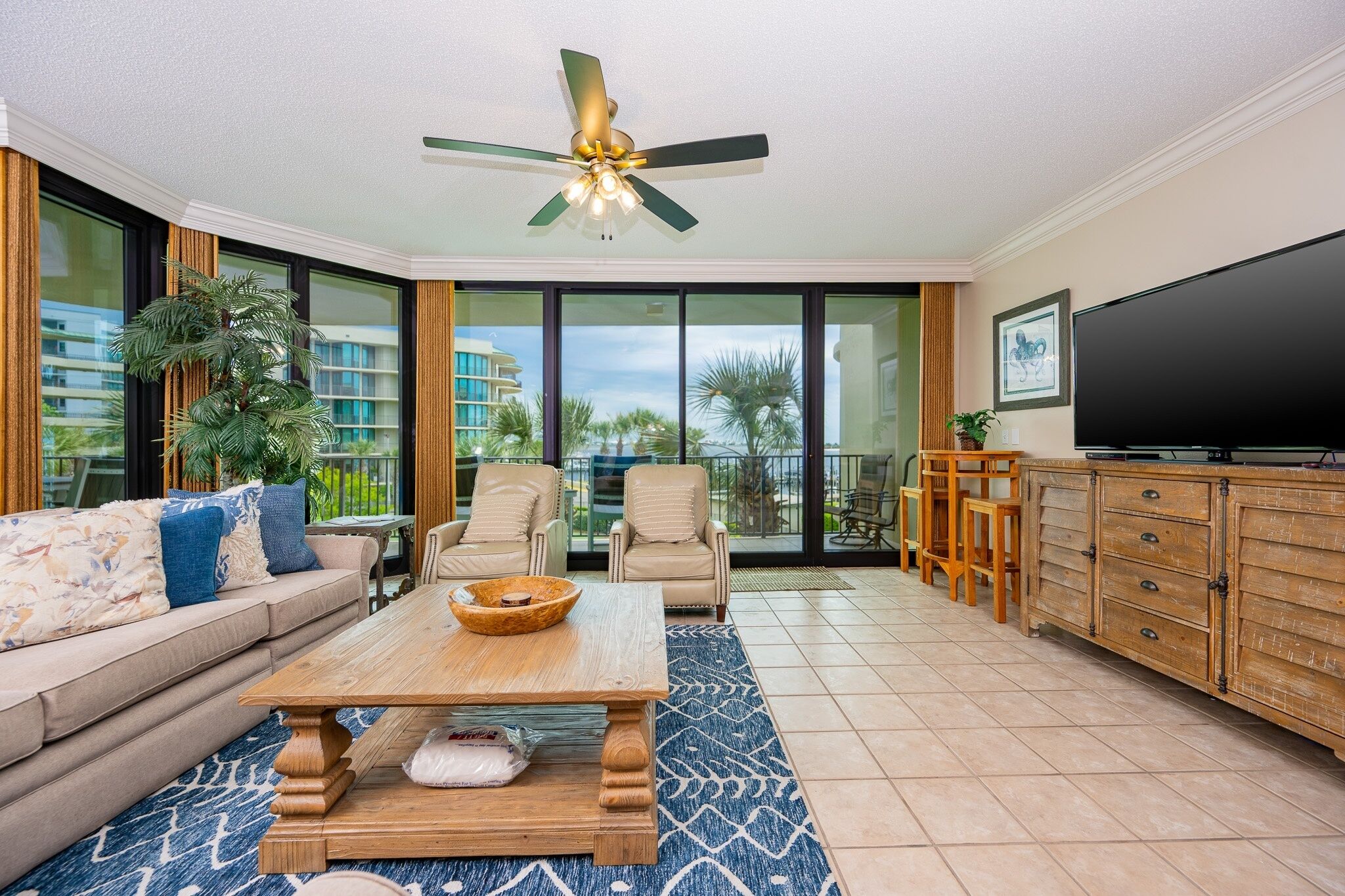 Condo, 3 Bedrooms | Living area