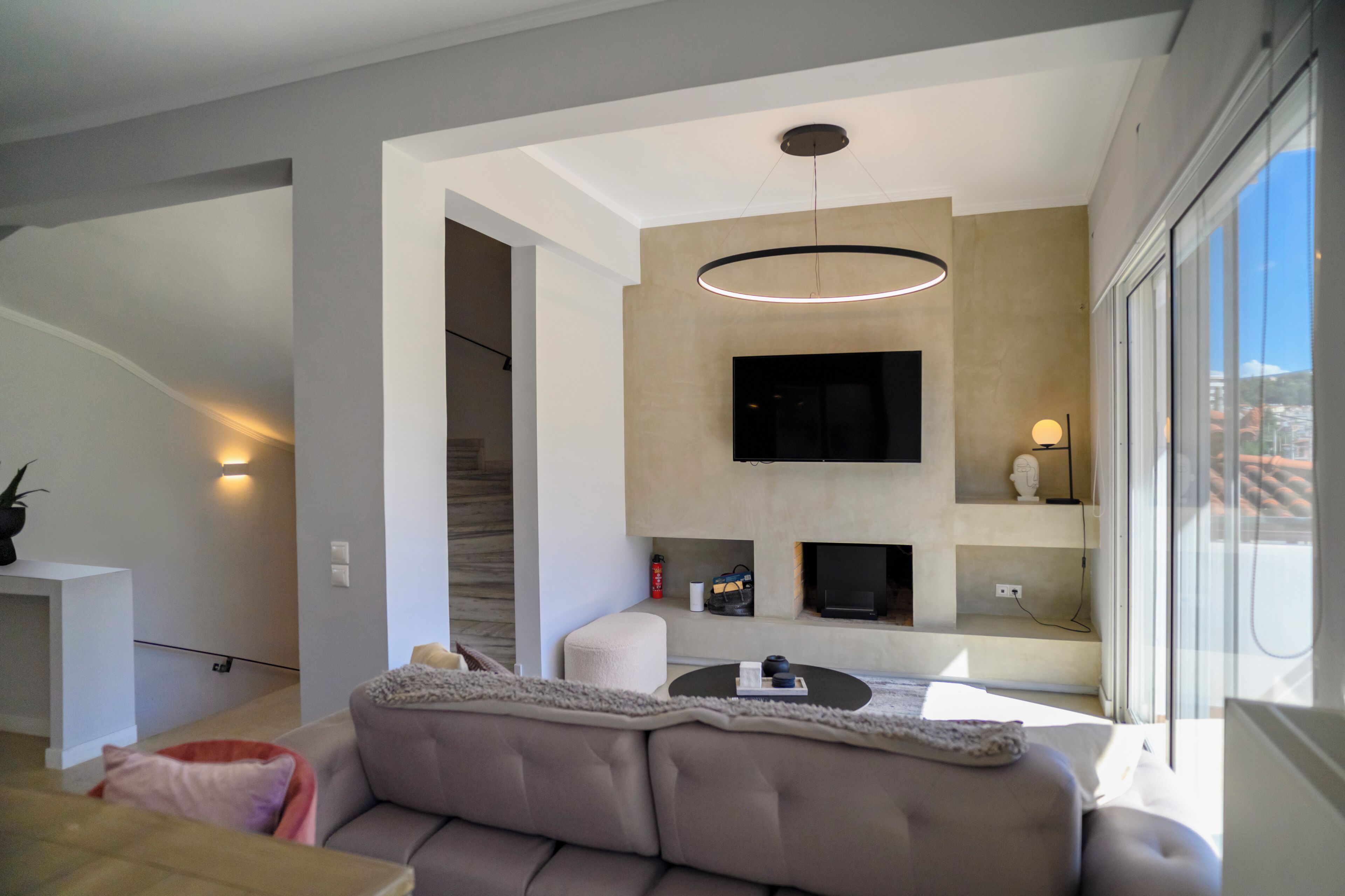 Smart TV y chimenea 
