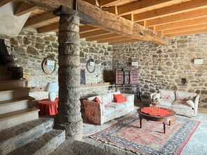 Interior - Holiday Home 'El Taga' with Mountain Views, Shared Garden & Wi-Fi (Sant Martí d'Ogassa)