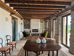 Interior - Holiday Home 'El Taga' with Mountain Views, Shared Garden & Wi-Fi (Sant Martí d'Ogassa)