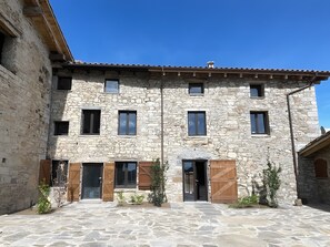 Exterior - Holiday Home 'El Taga' with Mountain Views, Shared Garden & Wi-Fi (Sant Martí d'Ogassa)