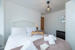 3 habitaciones, tabla de planchar con plancha, wifi y ropa de cama 