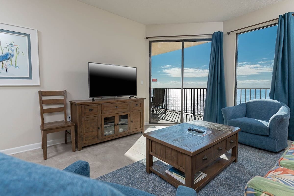 Condo, 2 Bedrooms | Living area