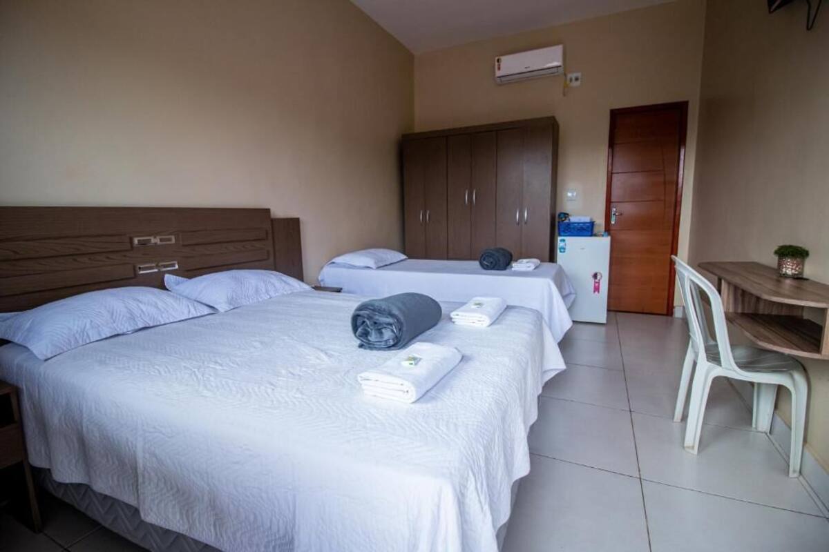 Kamar Triple, pemandangan kota | Meja kerja, ruang kerja ramah laptop, dan setrika/meja setrika
