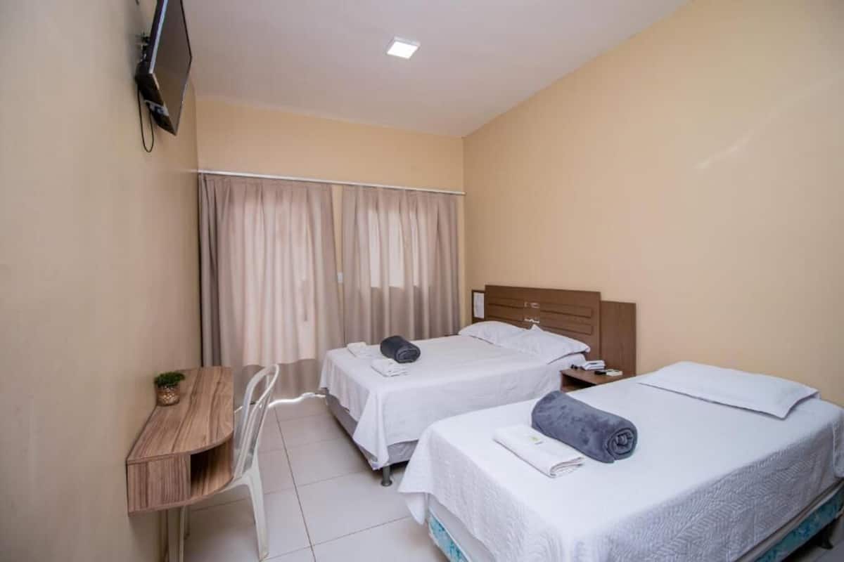 Meja kerja, ruang kerja ramah laptop, dan setrika/meja setrika